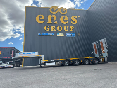 4 Axles Lowbed Semi-Trailer (Movable Hydraulic Ramps)
